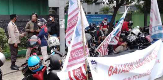 Demo KPKNL, Ratusan Buruh Kamiparho Batalkan Lelang BCA atas Aset PT Dumak