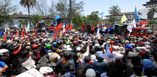   Ribuan Buruh Kepung Kantor Ridwan Kamil, Tolak Penetapan Upah Murah  
