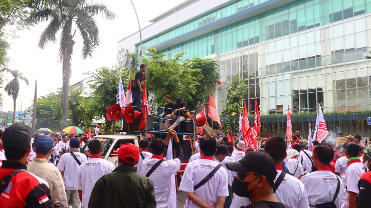 Ratusan Buruh Demo Di Kantor PT ISS Indonesia, Ini Tuntutannya  